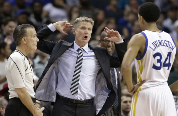 Steve Kerr,  el entrenador de los Warriors, le da instrucciones a Shaun Livingston. / Foto AP
