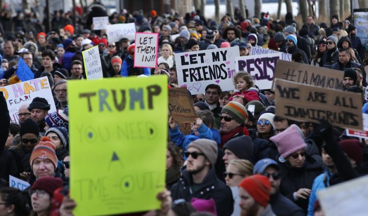 Defensores de los derechos de los inmigrantes protestan contra  la orden de inmigración de Trump. AP