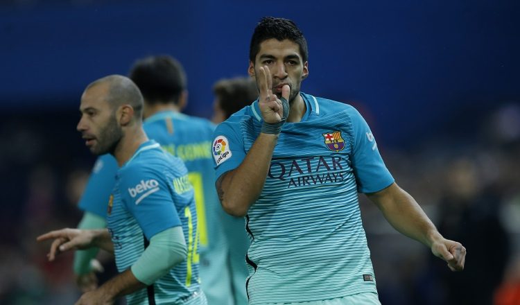 Luis Suárez  sigue encendido y marcando goles para el equipo culé. AP