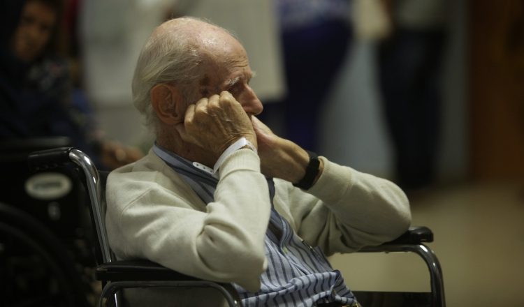 Aunque suene desagradable, los familiares de muchos pacientes optan por no acudir a la CSS por miedo a que se complique la enfermedad del paciente. Edwin González