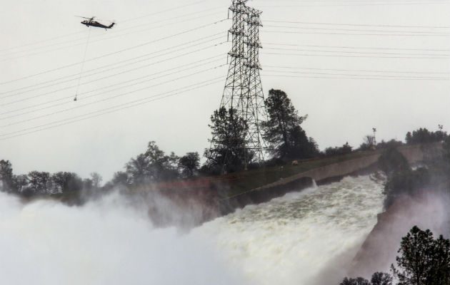 Un helicóptero sobrevuela por la presa de Oroville. FOTO/EFE