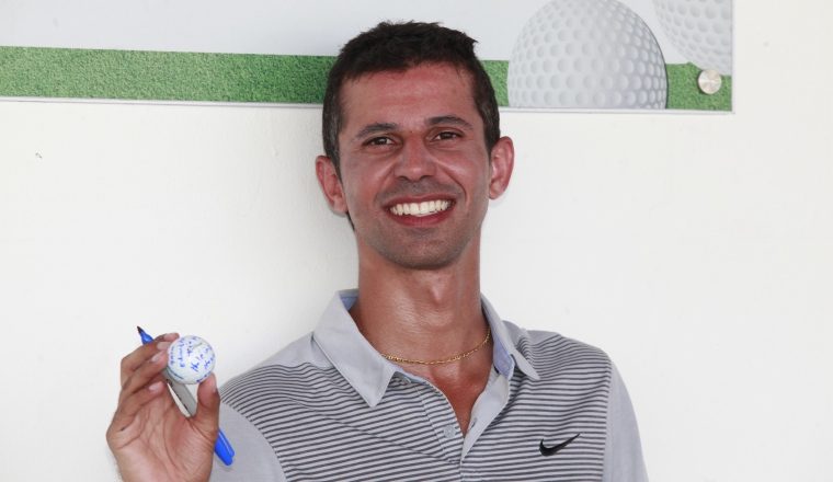 Ordóñez muestra la pelota del  'ace'.