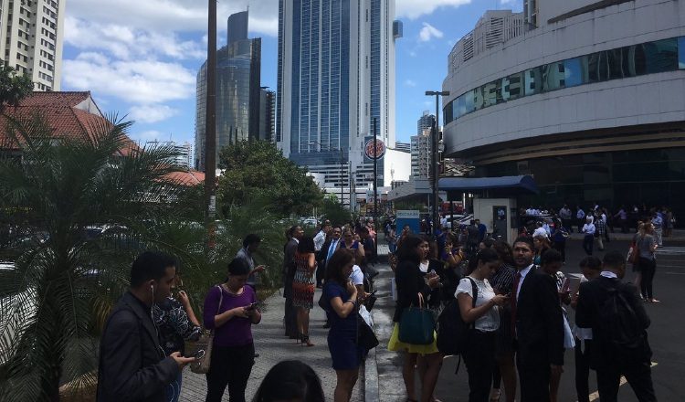 En bancos y edificios altos se procedió a desalojar a todas las personas que se encontraban adentro.