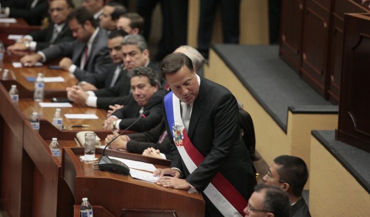 El presidente Juan Carlos Varela ha prometido entregar casa gratis con el dinero que recuperen de la corrupción. /Foto Archivo