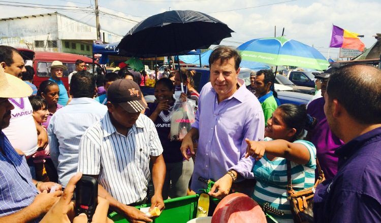 Una de las promesas que hizo el presidente Juan Carlos Varela fue abaratar el costo de la canasta básica. /Foto Archivo