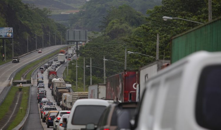 Las carreteras ya no representan alivio para los conductores ante los pesados tranques que se dan. Archivo