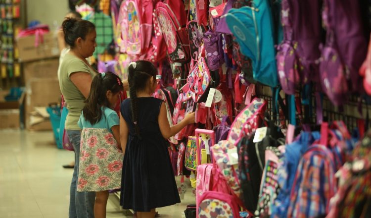 Cada año los útiles escolares se incrementan considerablemente, por lo que los padres de familia tienen que planificar con tiempo. /Foto Archivo