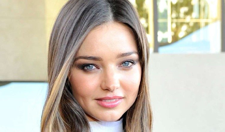 La modelo australiana Miranda Kerr nos ha demostrado que... ¡podemos llevar el ahumado también de día!  Archivo