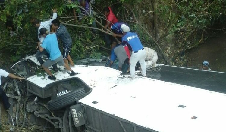 Oportuna ayuda de personas tras el trágico accidente del bus en Antón. /Foto Elena Valdez
