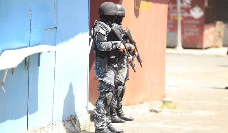 Estamentos de seguridad serían los únicos que portarían armas. /Foto Archivo 