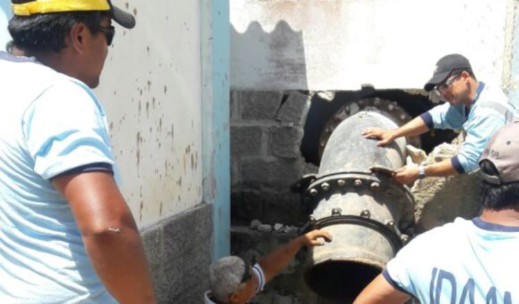 Tratan de restablecer el servicio. /Foto Elena Valdez