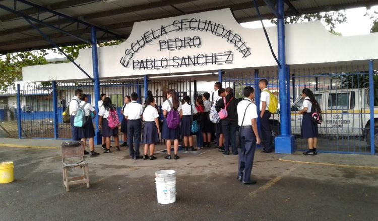 A pesar del llamado de no enviar a los estudiantes a clases, varios acudieron ayer a este colegio. /Foto Eric A. Montenegro