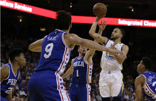 Ni con doble marca los Sixers de Filadelfia frenaron a Curry./ Foto AP