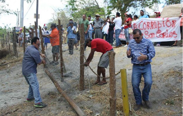 Quieren paso a la playa. Foto: Eric A. Montenegro