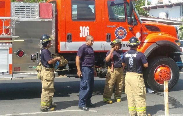 Bomberos en el área. Foto: Mayra Madrid 
