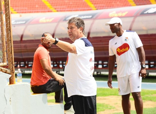 "Bolillo" está optimista de cara al partido de mañana. Foto/A. Gamez