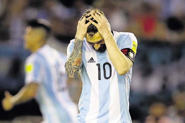 La sanción se dio, luego de que Lionel Messi Messi soltó un par de insultos a un asistente. /Foto AP