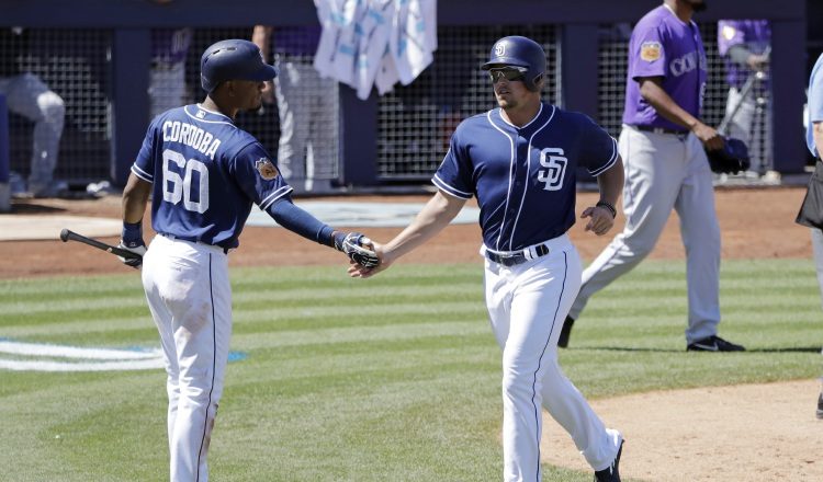 Allen Córdoba (60) junto a Hunter Renfroe en uno de los juegos de la actual pretemporada de los Padres de San Diego. /Foto AP