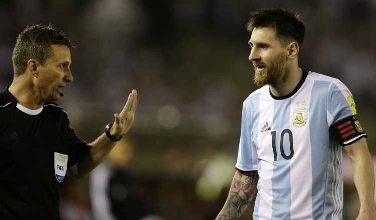 Lionel Messi insultó al juez de línea Emerson Augusto. /Foto EFE