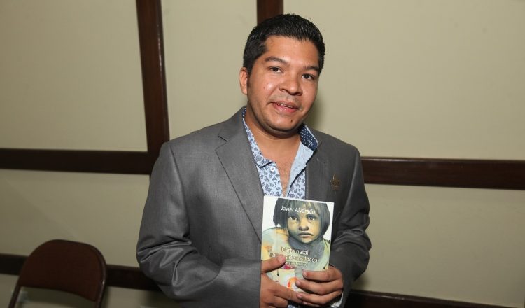 Javier Alvarado, poeta. Archivo