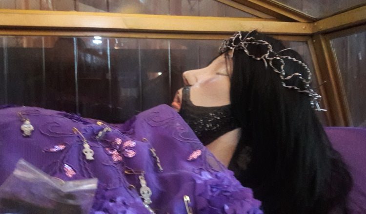 La imagen del Cristo en el Sepulcro es puesta en la entrada de la iglesia. /Foto José Vásquez