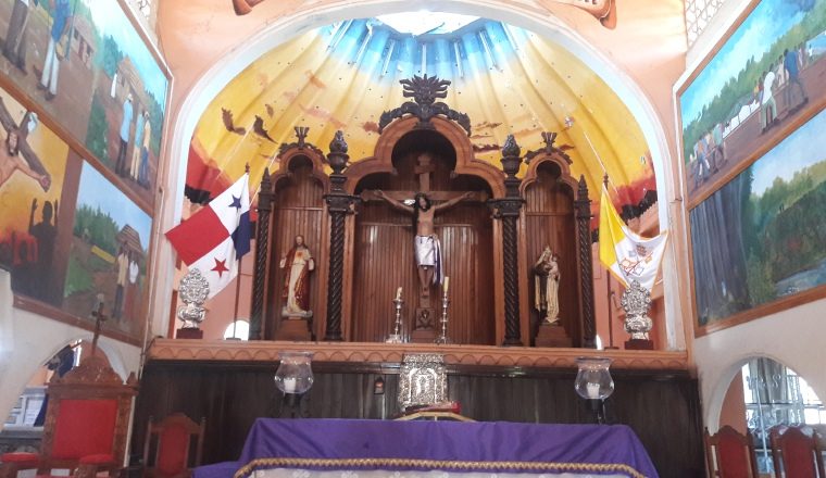 Imágenes son arregladas por lugareños para la procesión. /Foto José Vásquez