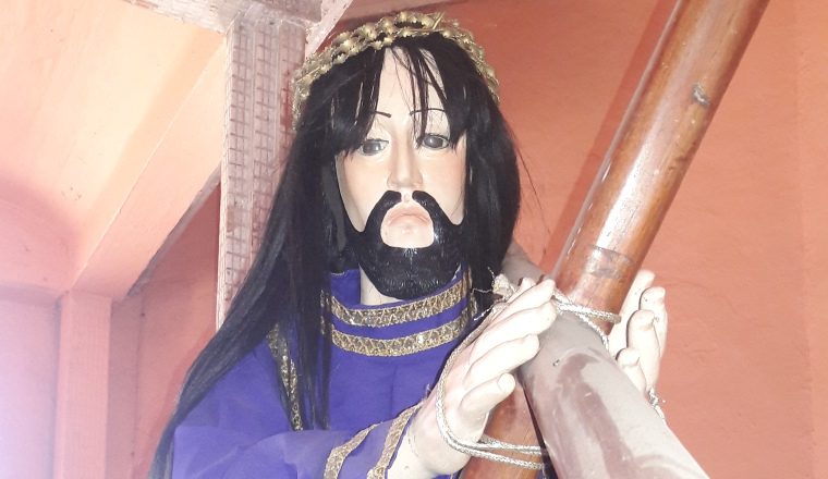 Muchos visitantes colocan "milagros" al Cristo. /Foto José Vásquez