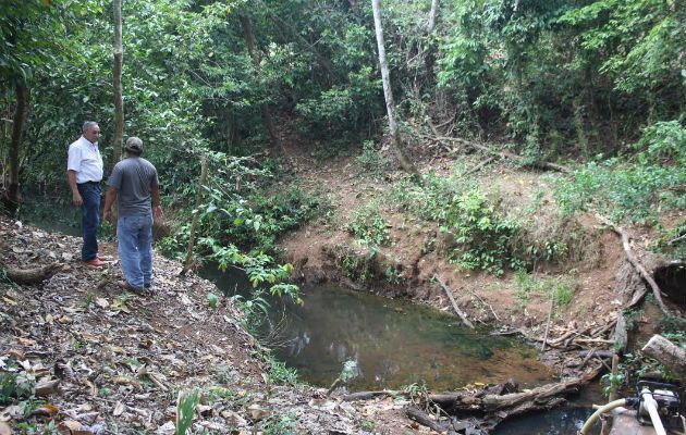 Inspeccionan afluente. Foto. Eric A. Montenegro 