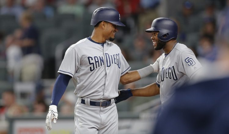 Allen Córdoba (izq.) es felicitado por Manuel Margot (7). /Foto AP