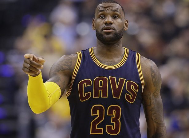 James resolvió el encuentro con un tiro libre a un segundo de la conclusión.