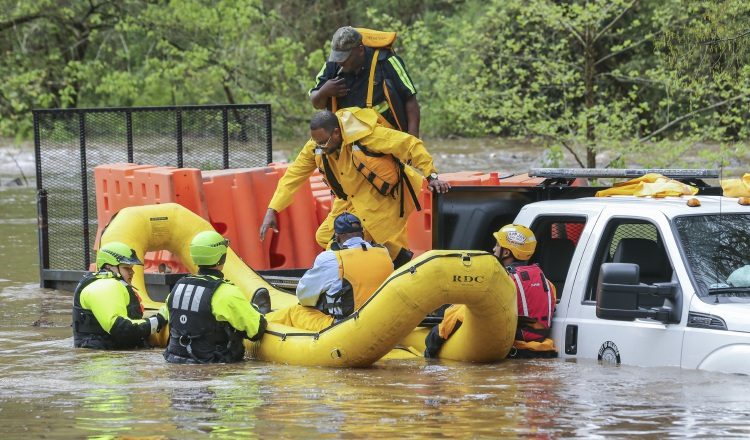 Los equipos de rescate buscan a los damnificados, o más víctimas del fuerte temporal. /Foto AP