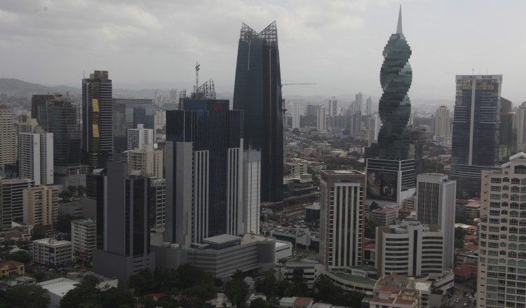 Los resultados de la última encuesta de Dichter & Neira que se publica en TVN fueron criticados por varios sectores, al considerar que se trata de resultados sesgados con fallas técnicas que favorecen al Gobierno. /Foto Archivo