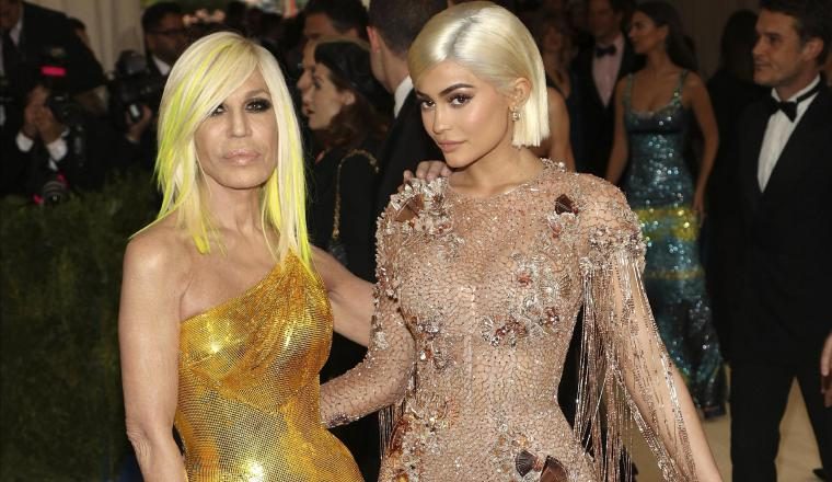 Kylie Jenner: Pasó corriendo con un revelador vestido transparente de Atelier Versace y el cabello platino para complementarlo. Dejó a muchos boquiabiertos. ¡Divina!