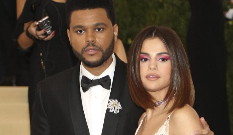 Amor, amor, amor: Selena Gómez se paseó en la alfombra con el cantante The Weeknd. Ella estuvo presente con un vestido de Coach Stuart Vevers con escote profundo, y su pareja con el tradicional negro.