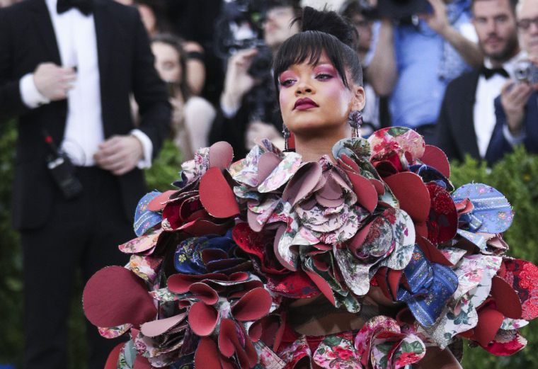 Las reinas: Rihanna  eligió un vestido de la homenajeada de la noche, la japonesa Rei Kawakubo