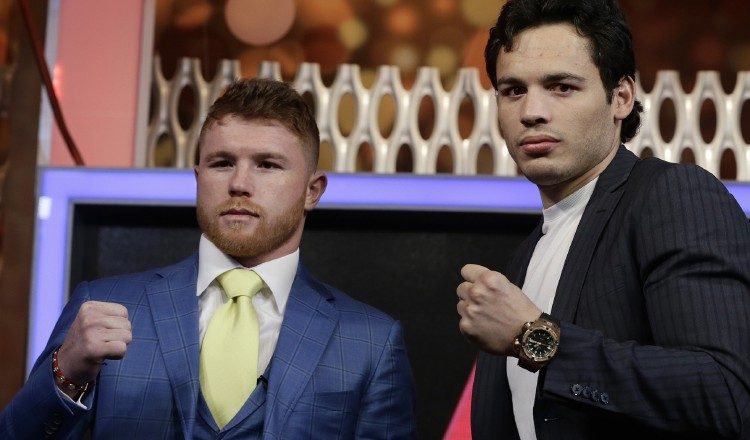 Saúl "Canelo" Álvarez (izq.) y Julio César Chávez Jr. /Foto AP