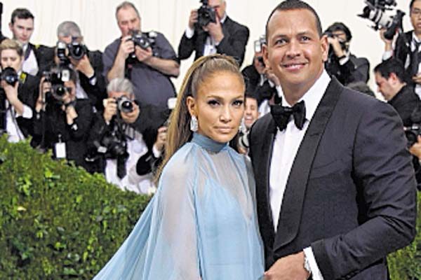 Jennifer y Álex: Dio un aire de la década de 1950 en un vestido con una capa azul cielo de Valentino. Su novio, el exbeisbolista de origen dominicano, Álex Rodríguez, posó muy sonriente junto a ella.