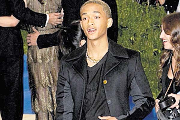 Jaden Smith: Apareció con traje de Louis Vuitton, como un personaje de un anime de peleas también, y con la cabeza rapada y decolorada. Y decidió que en la mano debía llevar su pasado. ¡Wao!