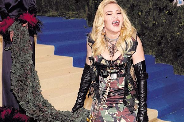 Las reinas: Madonna robó miradas con su atuendo a lo Rambo de Jeremy Scott para Moschino.