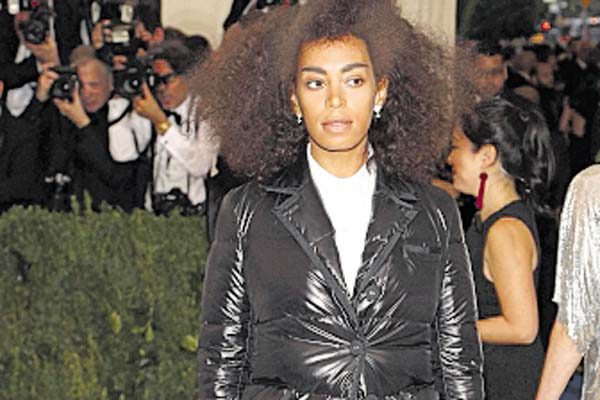 Solange Knowles: Llegó con un atuendo con cauda de Thom Browne que semejaba una chaqueta deportiva. Estaba combinada con unos botines de plataforma minimalista que daban apariencia de patines.