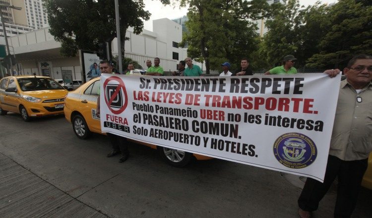 Durante la mañana de ayer, transportistas del servicio selectivo protestaron en diversos puntos de la ciudad capital contra Uber. Víctor Arosemena