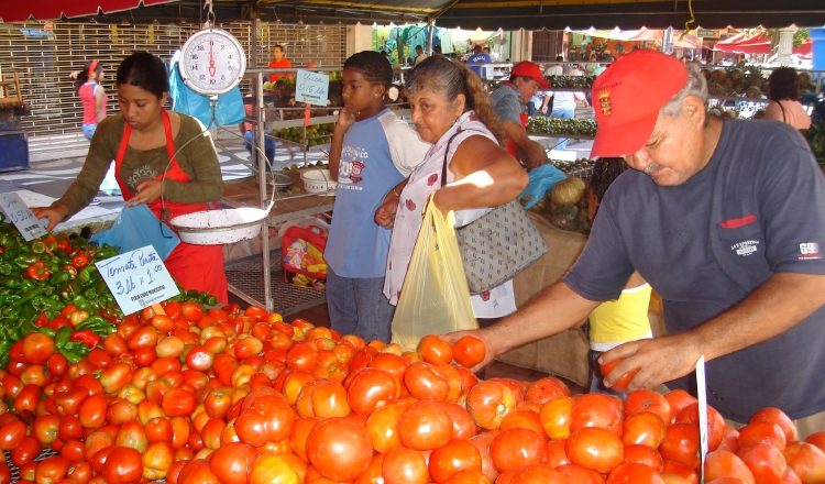 En campaña, el presidente Varela prometió  mejorar la economía. /Foto Archivo