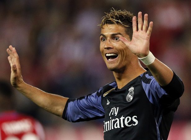 Cristiano Ronaldo (10) llega a la final a un gol de Messi.