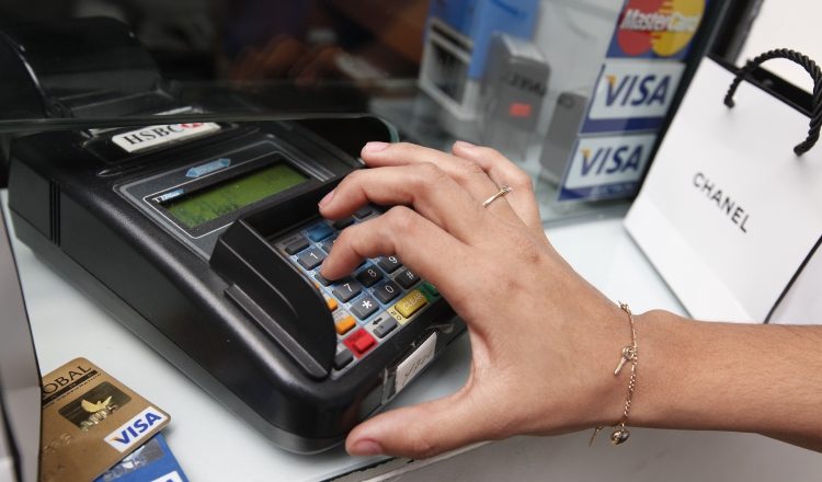 La deuda de tarjeta de crédito subió $307 millones. /Foto Archivo