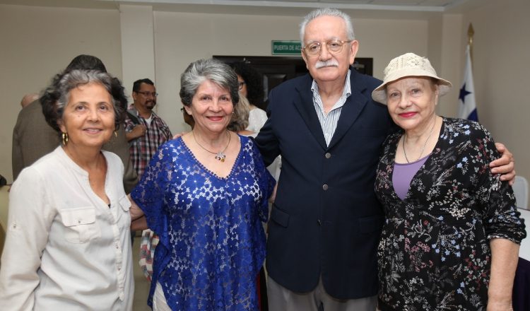 1. Sonia Ehlers, Danae Grugiati Boussounis, Augusto Fábrega y Valentina de Fábrega.
