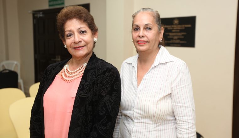 4. Gisela Linnett Núñez y Anayansi Barrantes.