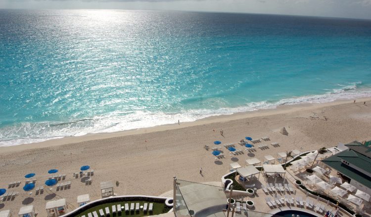 Arena de coral fina y blanca y aguas transparentes caracterizan las playas de Cancún /Foto EFE