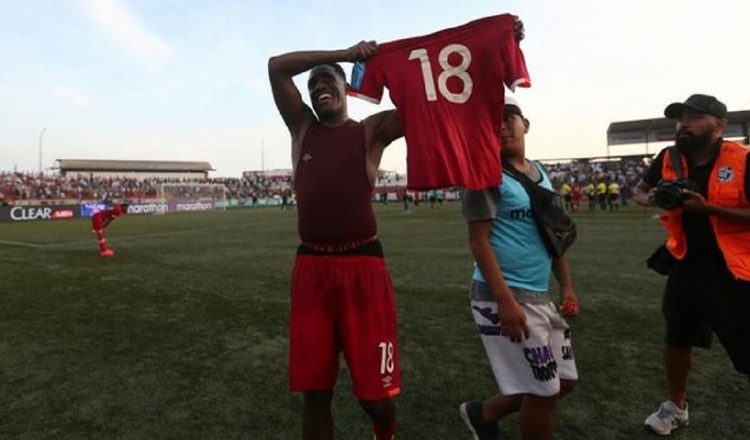 Luis Tejada celebró su segundo gol contra el Municipal al estilo Messi en el Clásico español. /Foto Tomada de Twitter
