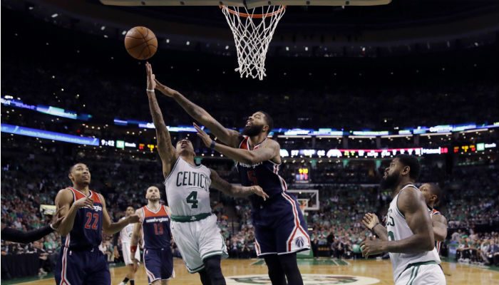  Isaiah Thomas (4) anota una canasta para Boston. Foto:AP