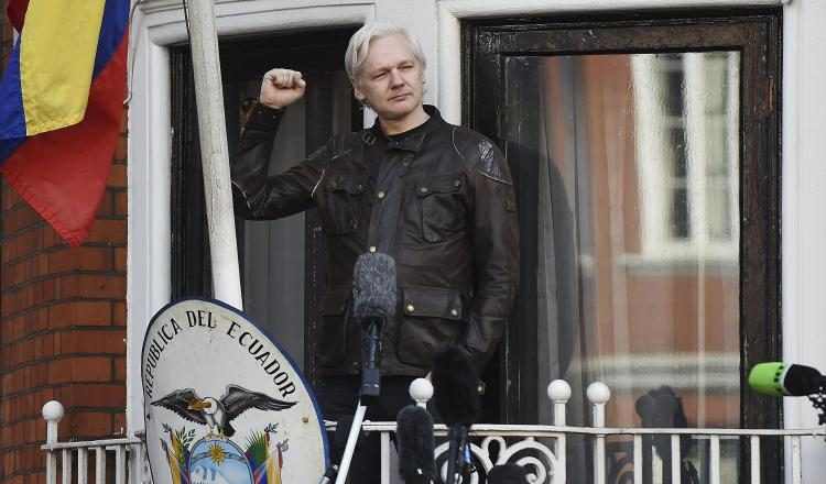 El fundador de WikiLeaks, Julian Assange se dirige a los medios de comunicación en el balcón de la embajada ecuatoriana en Londres. EFE